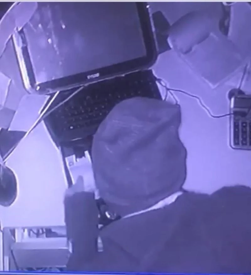 Pastaneye giren hırsız ne bulduysa çaldı
