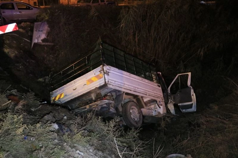 Kamyonet drenaj kanalına düştü: 5 yaralı
