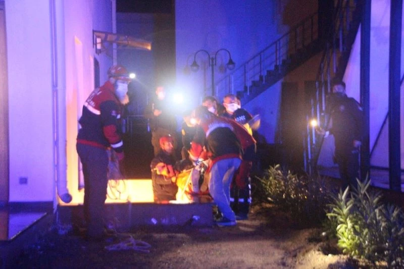 Elektrik kesilince 5 metrelik çukura düştü
