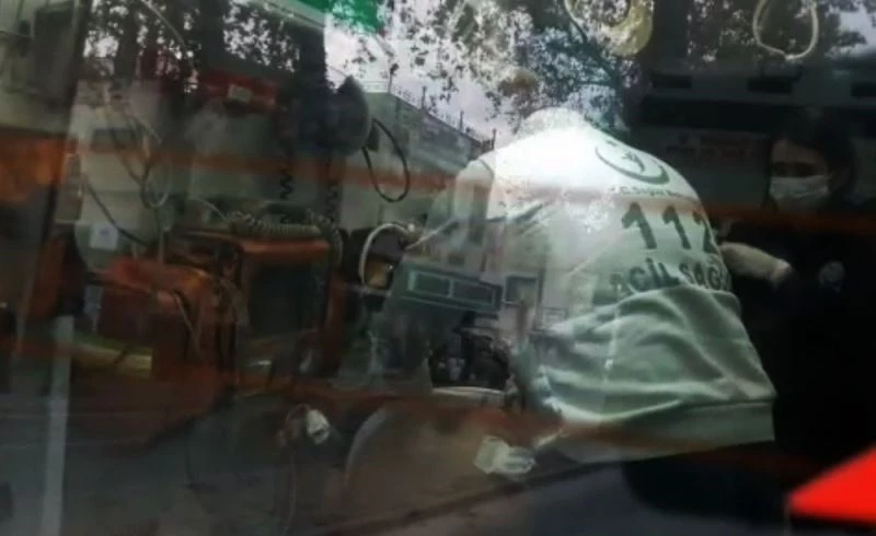 Bıçaklanarak yaralandı, polis karakolu önünde yere yığıldı
