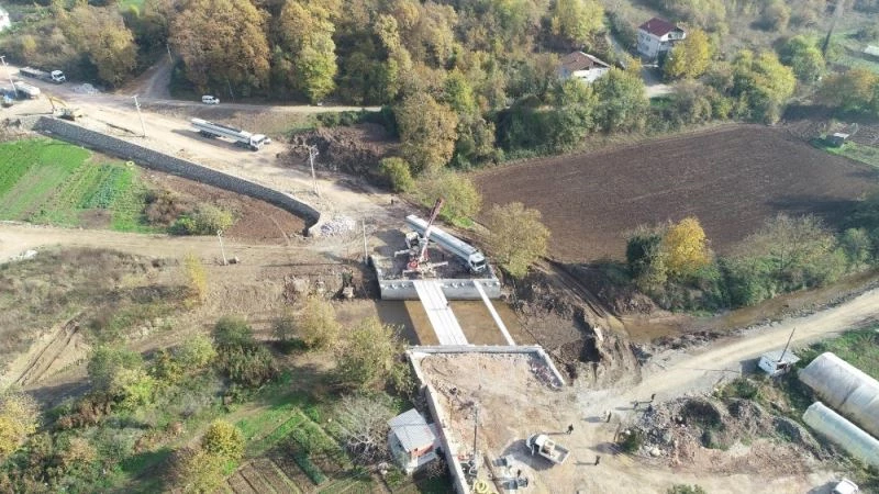 Yeniköy Mahallesi’ndeki köprünün kiriş montajları yapıldı
