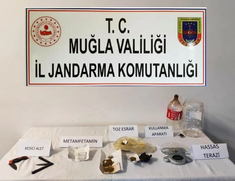 Pansiyondan esrar ticaretine 4 gözaltı
