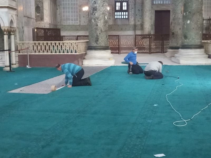 Ayasofya’da dev iskelenin kaldırıldığı yere halı serildi
