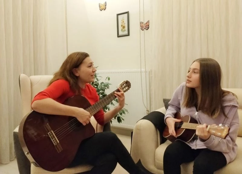 Anne kızın canlı performansları sosyal medyada ilgi görüyor
