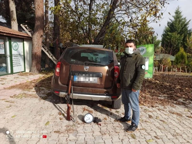 Yaptıkları ‘far avı’ otomobile mal oldu
