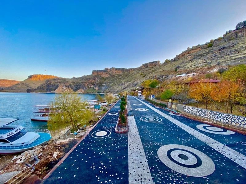 Eğil’deki baraj kıyısı yenilenen yüzüyle ziyaretçilerini bekliyor
