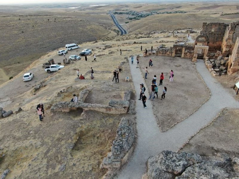 Pandemiye rağmen Zerzevan’a ziyaretçi akını
