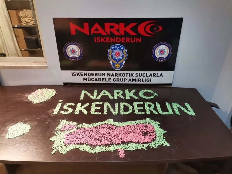 Uyuşturucu haplar duvarın içinden çıktı
