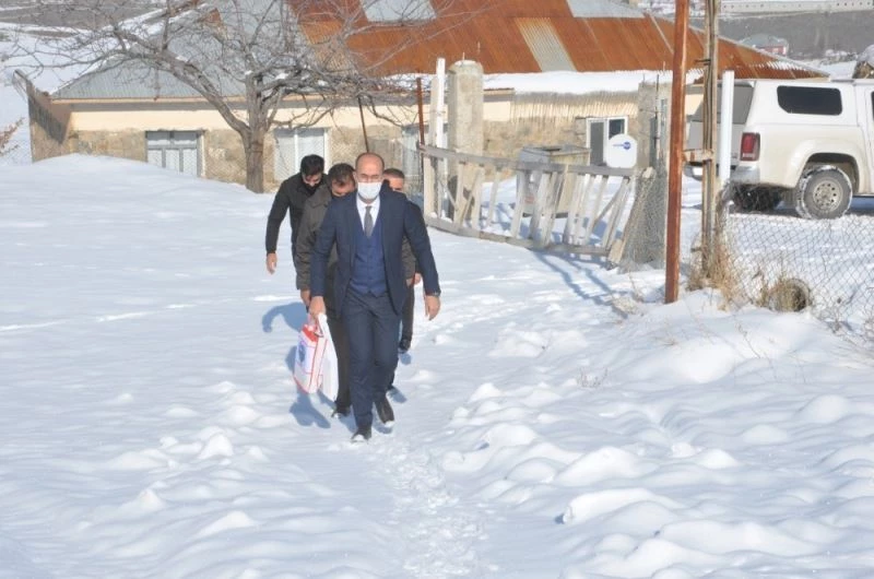 Başkan Büyüksu kapı kapı gezerek öğrencilere kitap hediye etti
