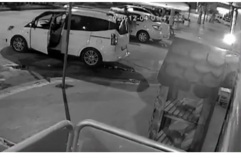 Eve götürmeyen taksicinin aracını çaldı
