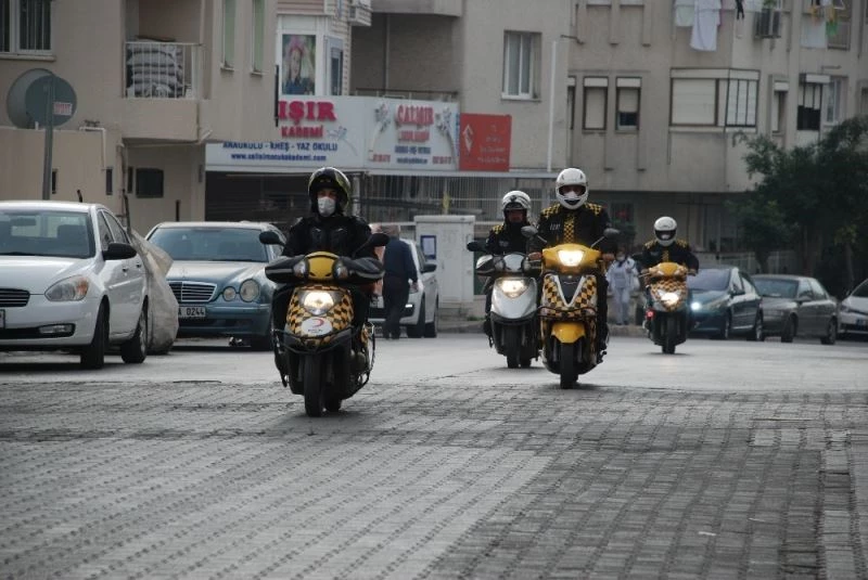 Motorlu kuryelerden müşterilere maske uyarısı
