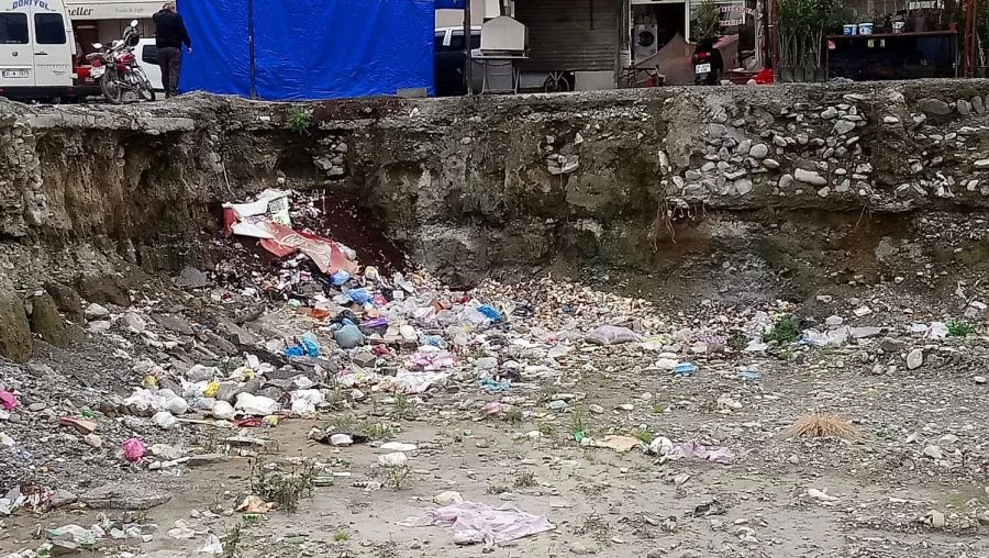  DAĞLIOĞL;:ESKİ HAL İÇİ; ÇÖP DEPOLAMA ALANI OLDU. VİRÜSTEN VE MİKROPTAN GEÇİLMİYOR