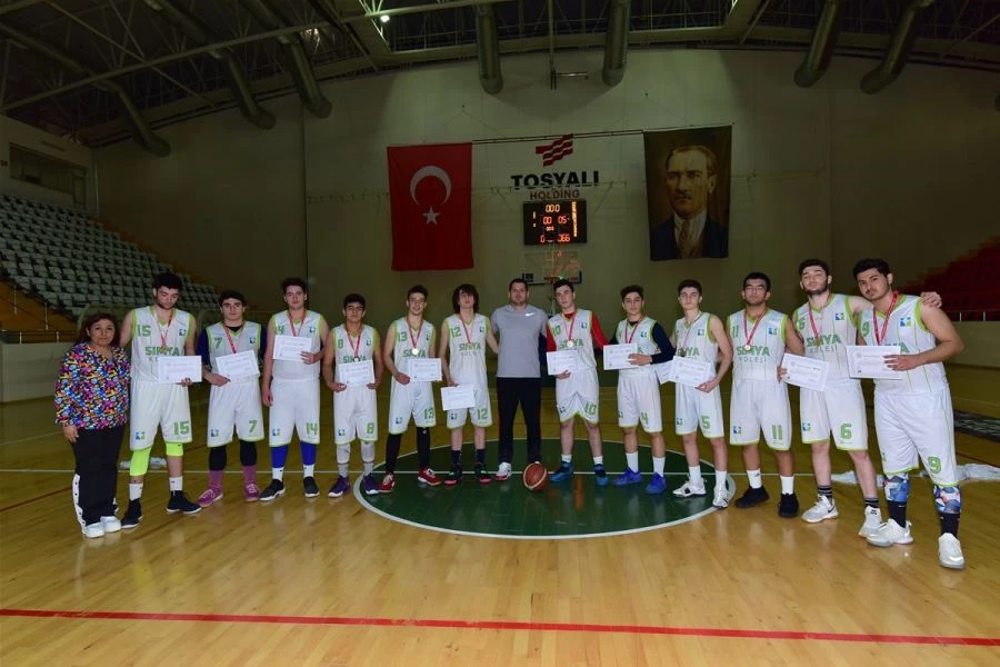 BASKETBOL ŞAMPİYONLARI KUPA VE MADALYALARINI ALDI