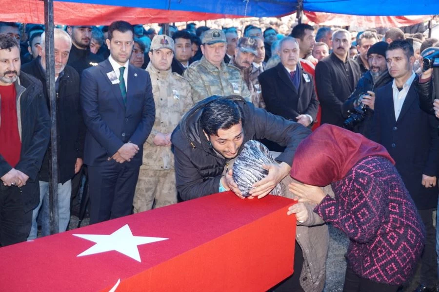 ŞEHİT UZMAN ÇAVUŞ SERKAN DEPREM, SON YOLCULUĞUNA GÖZ YAŞLARIYLA UĞURLANDI