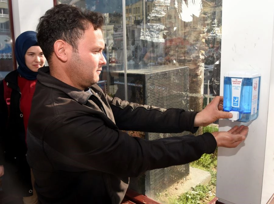 ALİAĞA BELEDİYESİ’NDEN DURAKLARA EL DEZENFEKTANI