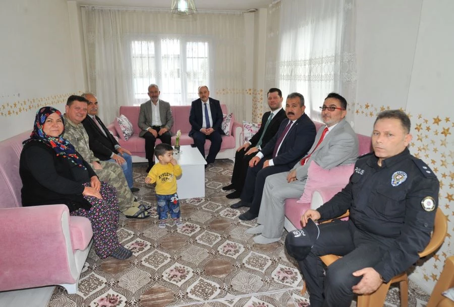 VALİ COŞKUN, ŞEHİDİMİZ JANDARMA UZMAN ÇAVUŞ SEDAT YILDIZ’IN AİLESİNİ ZİYARET ETTİ