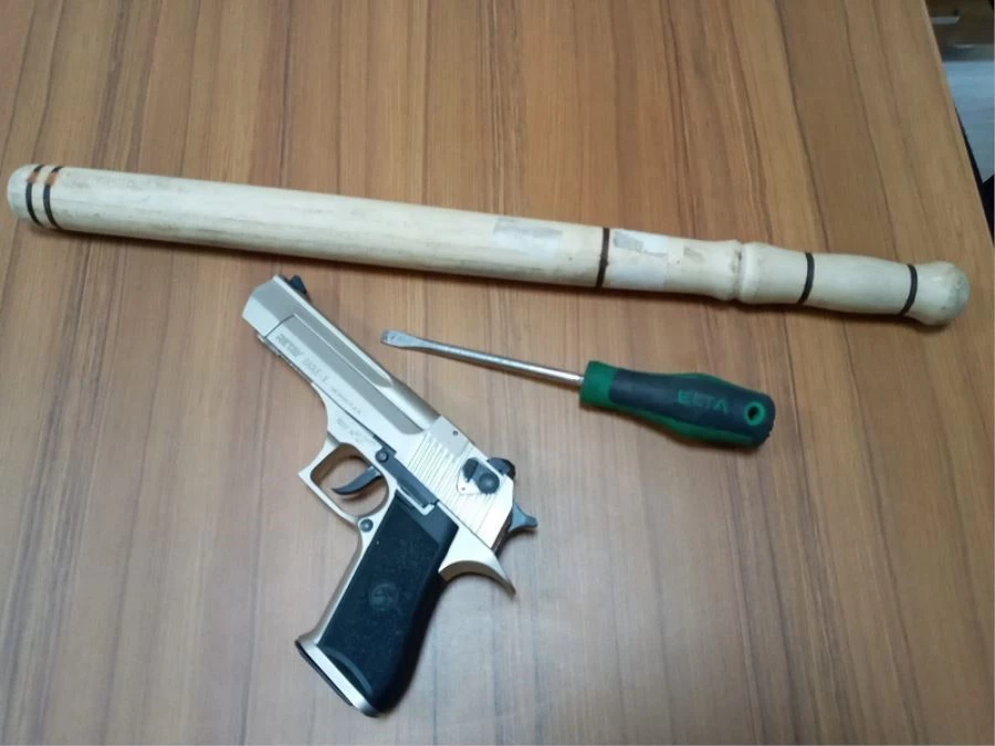 ŞÜPHELİ ARAÇTAN TABANCA VE SOPA ÇIKTI