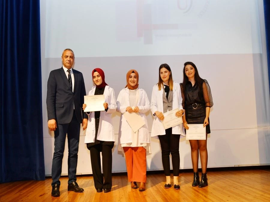 OKÜ SAĞLIK BİLİMLERİ FAKÜLTESİ ÖĞRENCİLERİ BEYAZ ÖNLÜK GİYDİ