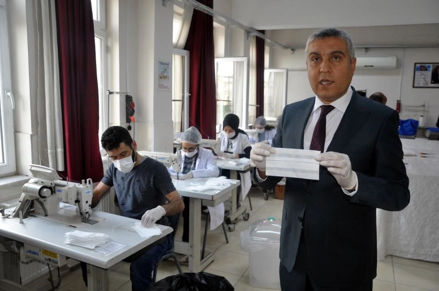 MESLEK LİSESİNDE GÜNLÜK 49 BİN MASKE ÜRETİLEBİLECEK