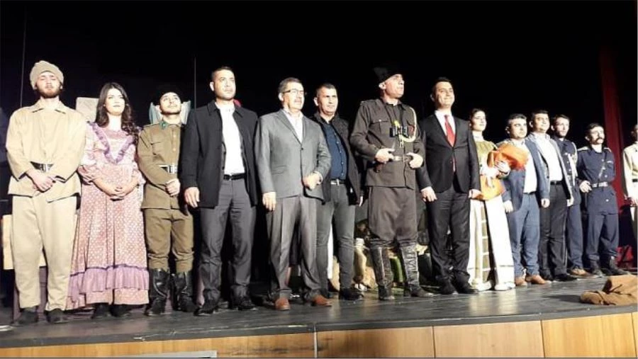 ÇANAKKALE ŞEHADET’ OYUNUNDA GÖZYAŞINI TUTAMADILAR