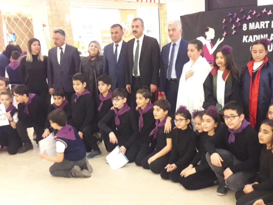 İLKOKUL ÖĞRENCİLERİNDEN KADINLAR GÜNÜ ETKİNLİĞİ