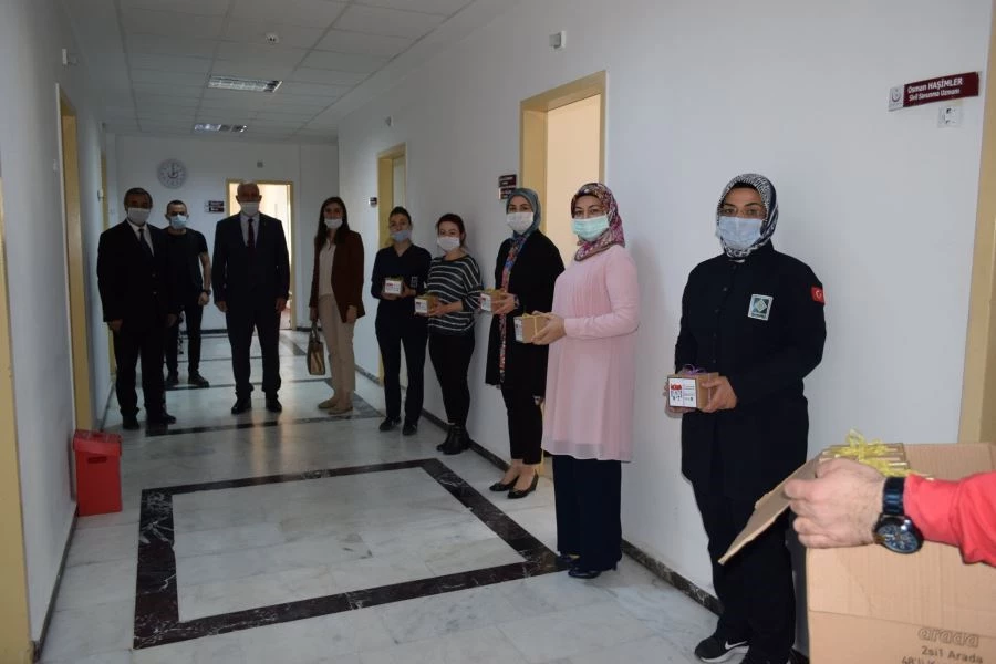 BELEDİYEDEN, SAĞLIK ÇALIŞANLARINA HEDİYE VE TEŞEKKÜR