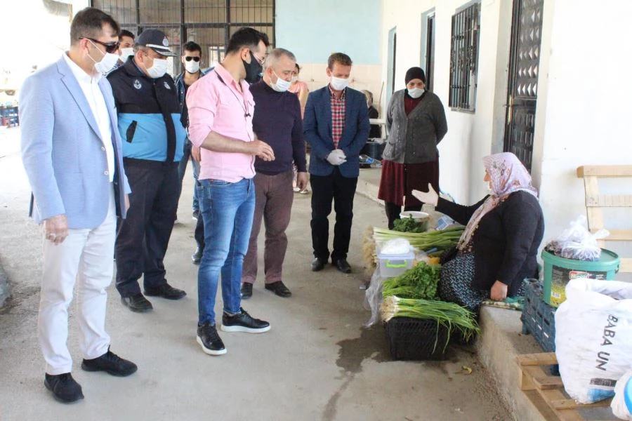 DÜZİÇİ KAYMAKAMI ALMALI MASKE DAĞITTI