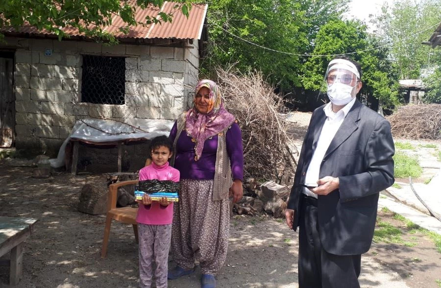 SOKAĞA ÇIKAMAYAN KÜÇÜK KIZIN KİTAP İSTEĞİNİ 