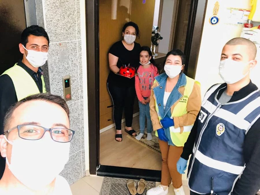 EVLERİNDEN ÇIKAMAYAN 9 YAŞINDAKİ İPEK