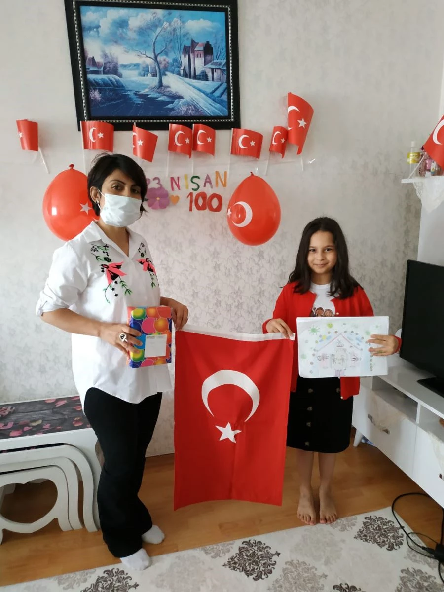 RESİM YAPMA YARIŞMASINDA DERECEYE GİRENLERİN ÖDÜLLERİ EVLERİNDE VERİLDİ