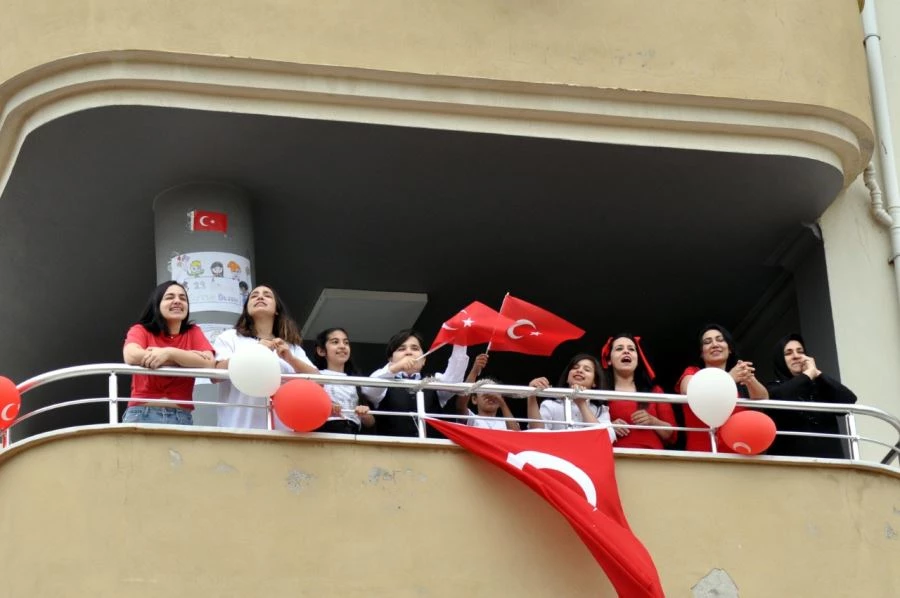 ÇAMLIK EVLERDE 23 NİSAN  BALKONLARDAN COŞKUYLA  KUTLANDI
