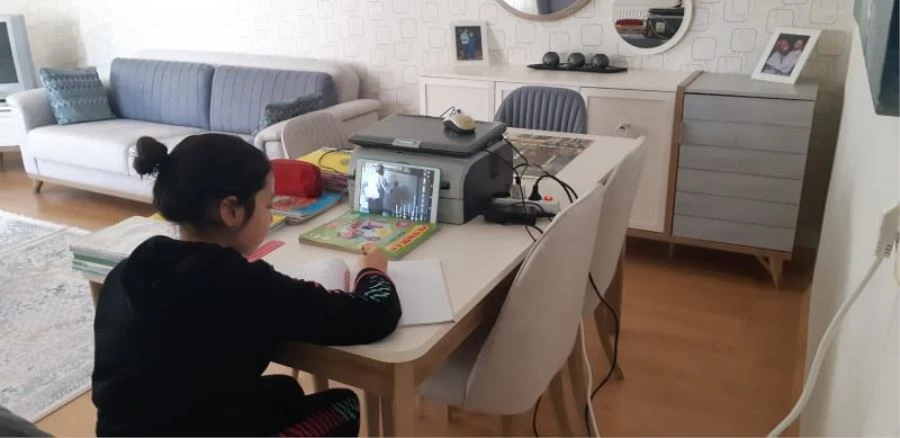 ÖĞRETMEN OKULDAN ÇOCUKLAR EVDEN DERS YAPIYOR EĞİTİM AŞKI VİRÜS TANIMADI