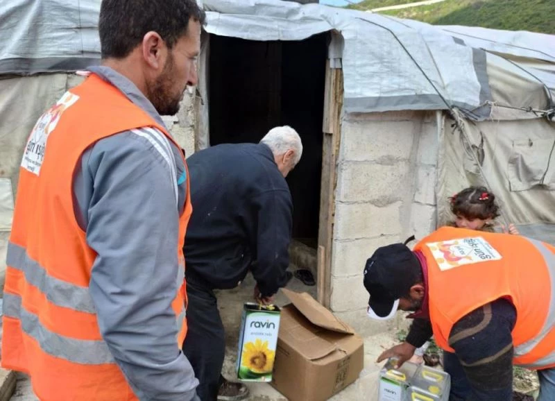 İdlib kırsalına 4 tır gıda yardımı