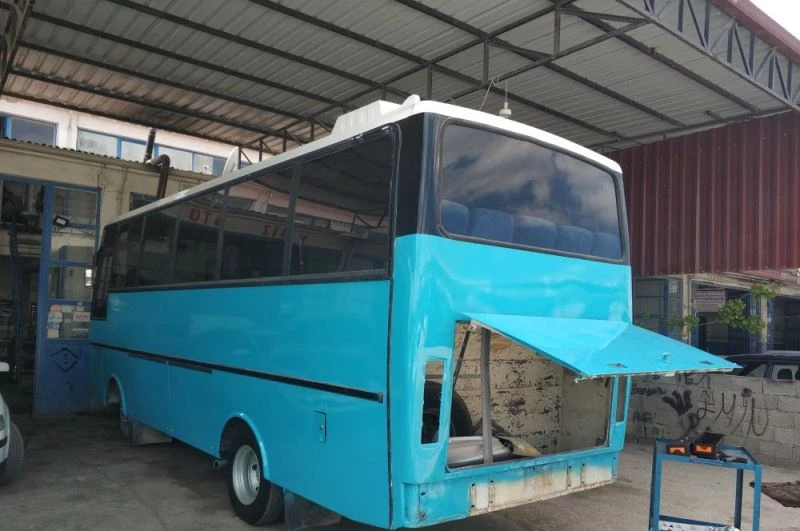 Hurda otobüs engelliler için kafeteryaya dönüştürülüyor