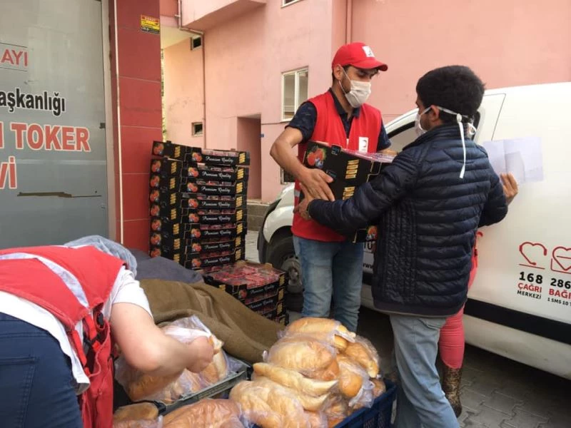 Türk Kızılayı ihtiyaç sahiplerinin yemeklerini evlerine ulaştırıyor