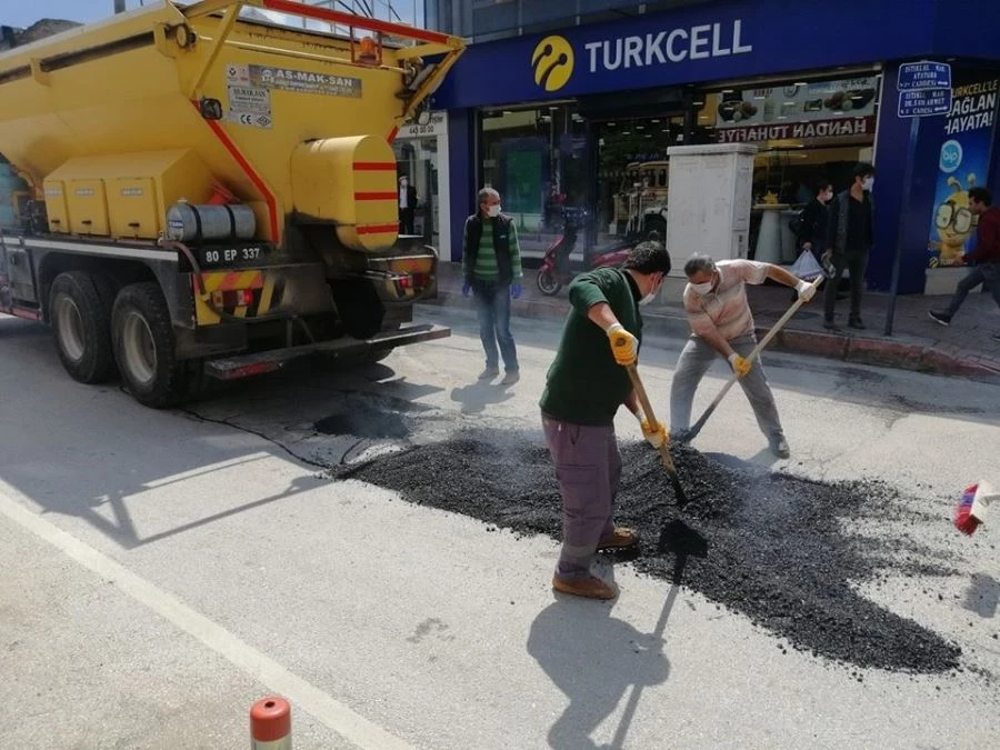 ATATÜRK CADDESİ’NDEKİ BOZUK YERLER YAPILDI