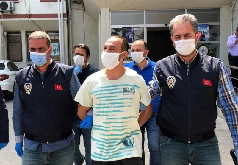 GÜNCELLEME - Eşini tornavidayla yaraladığı iddia edilen zanlı parkta uyurken yakalandı