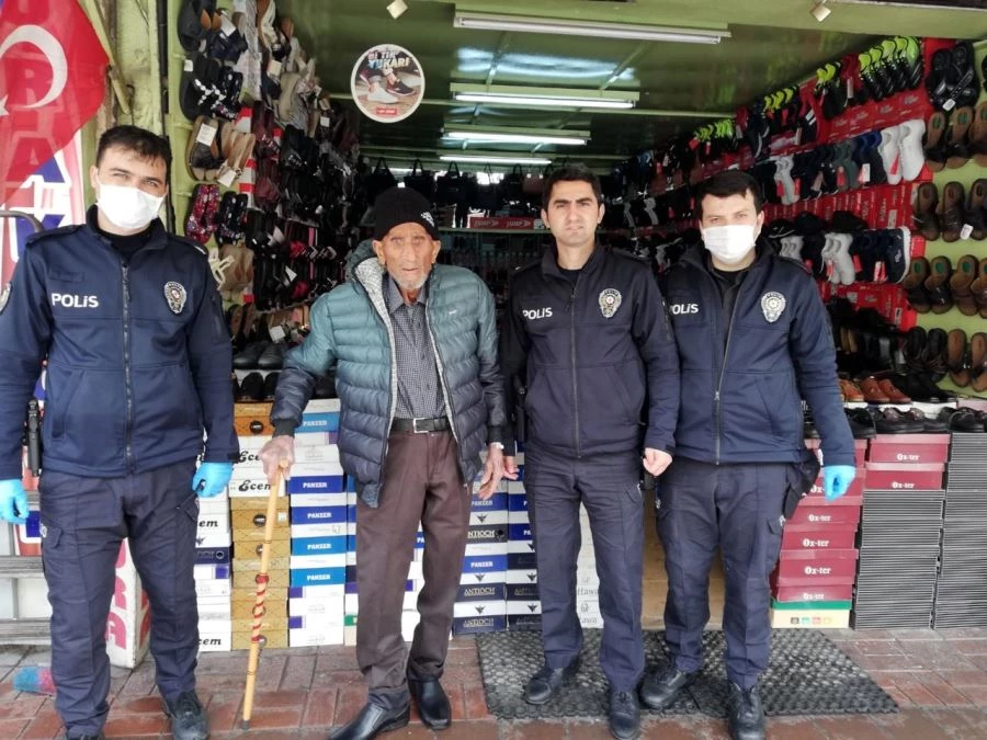 SOKAKTA YAŞAYAN YAŞLI ADAMA POLİS SAHİP ÇIKTI