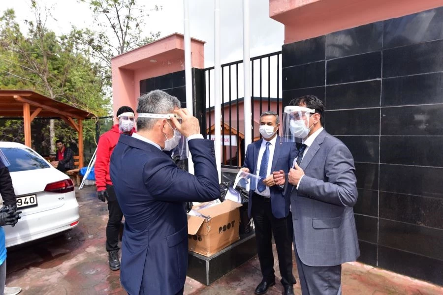 GENÇLİK MERKEZİNDE ÜRETİLEN SİPERLİ MASKELER, SAĞLIK ÇALIŞANLARINA VERİLDİ