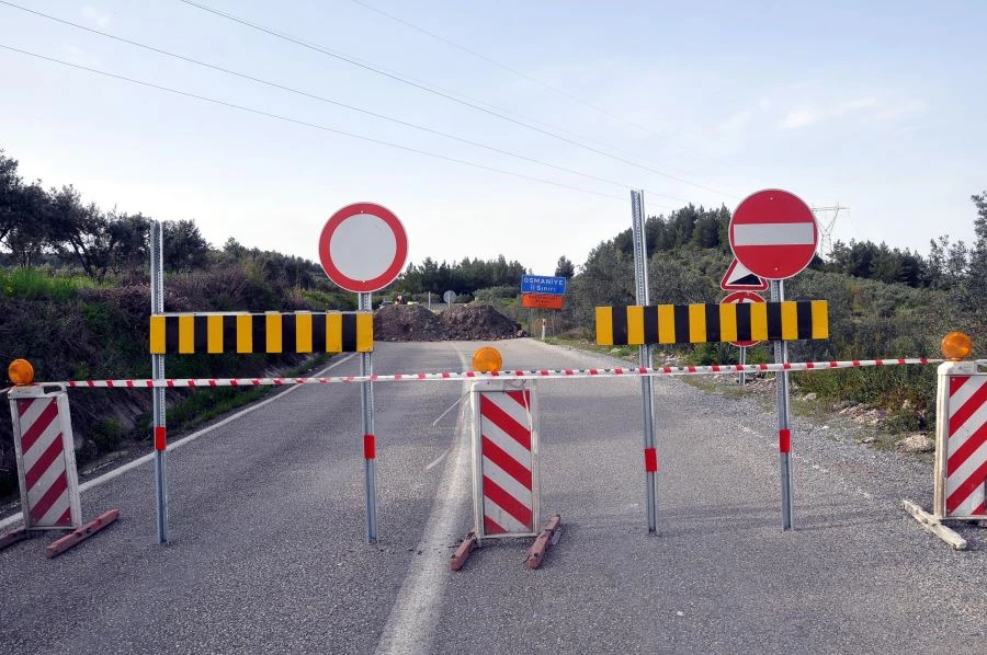 ERZİN İLE OSMANİYE YOLU TRAFİĞE KAPATILDI