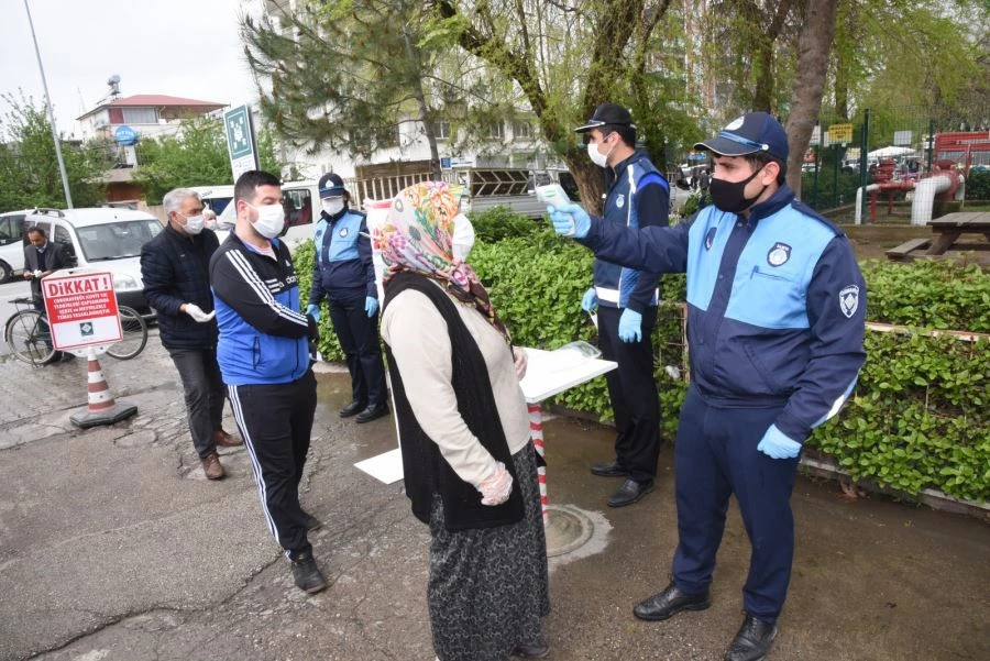 SEMT PAZARI GİRİŞİNDE, ATEŞ ÖLÇÜMÜ YAPILAN VATANDAŞLARA MASKE DAĞITILDI