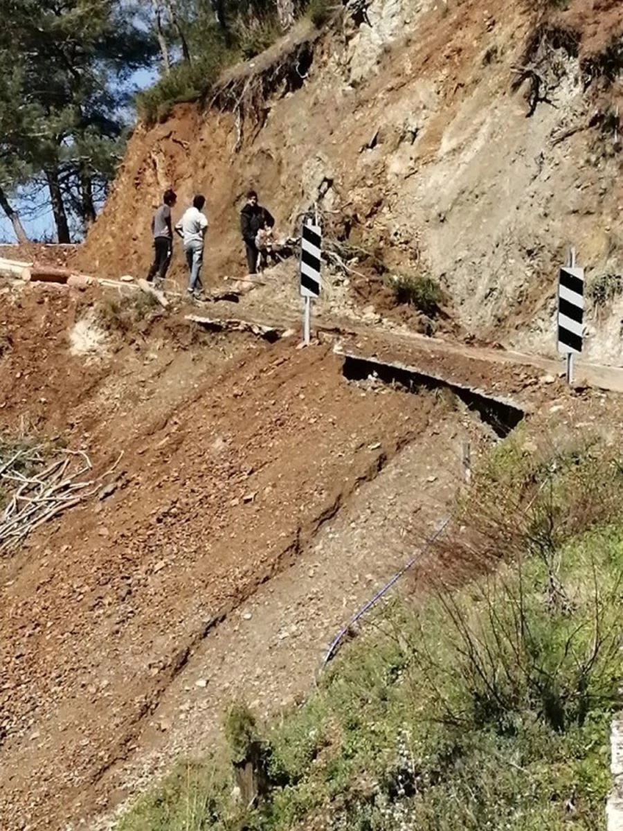 AŞIRI YAĞIŞLAR KÖY YOLLARINI KULLANILAMAZ HALE GETİRDİ