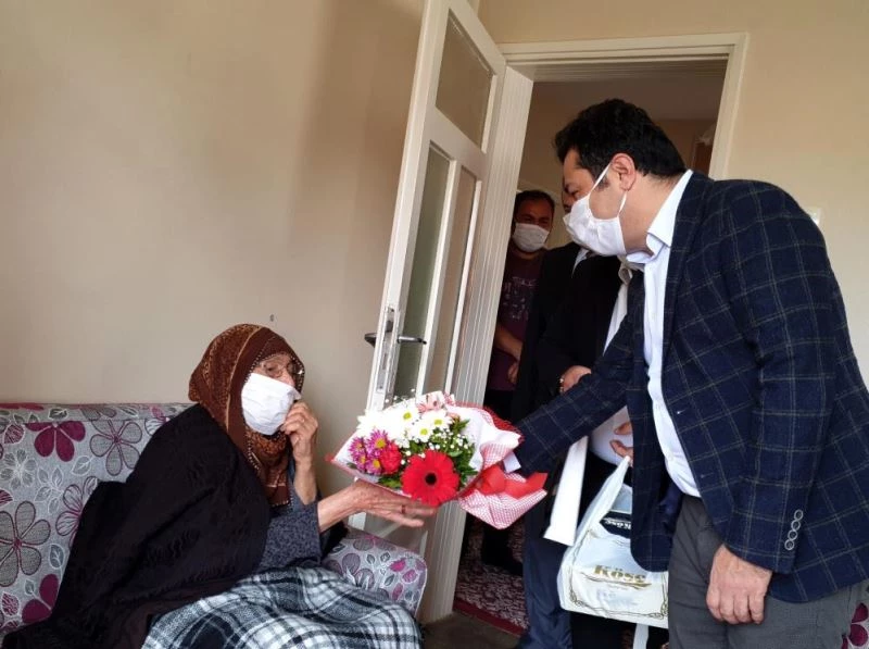 Kadirli Kaymakamı Arık 100 yaş ve üzerindeki anneleri ziyaret etti