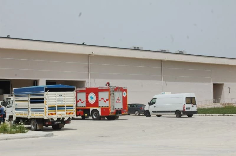 Et kombina tesisinde et rayları çöktü
