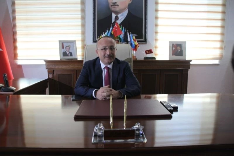 Siirt Belediyesine kayyum olarak atanan Vali Atik göreve başladı
