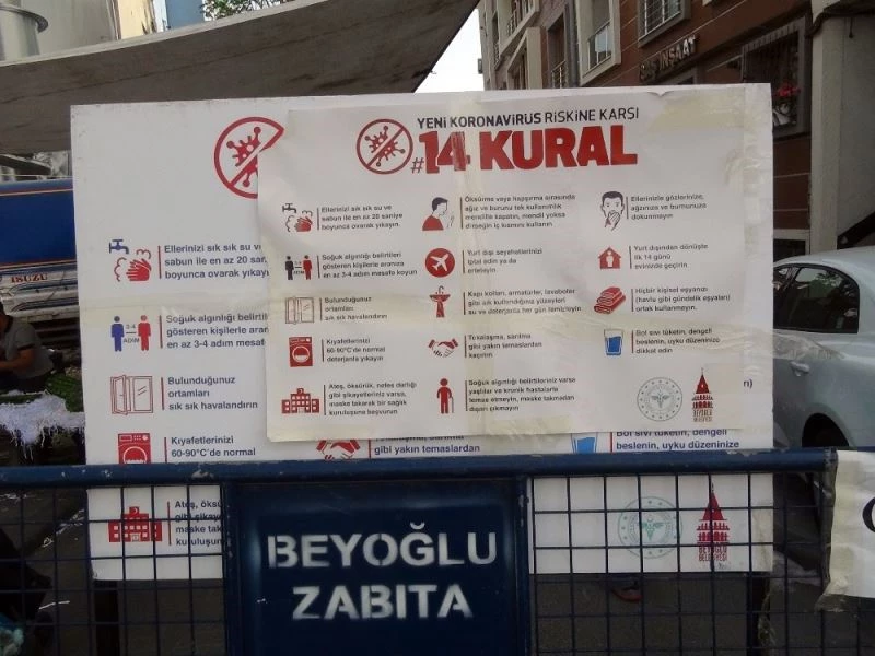 (Özel) Sosyal mesafenin hiçe sayıldığı semt pazarında kural tartışması
