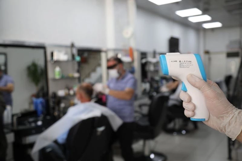 Gaziantep’te berber ve kuaförlere ateş ölçer desteği
