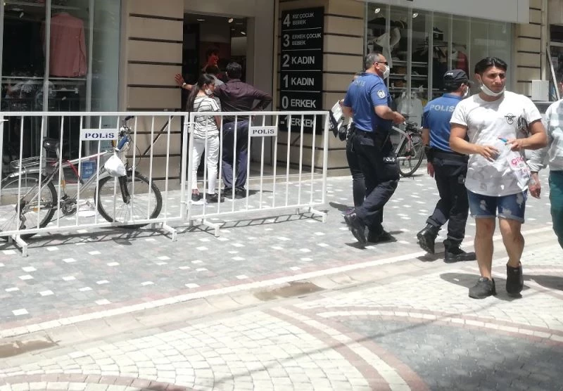 Sosyal mesafesiz alışverişe önlem gecikmedi
