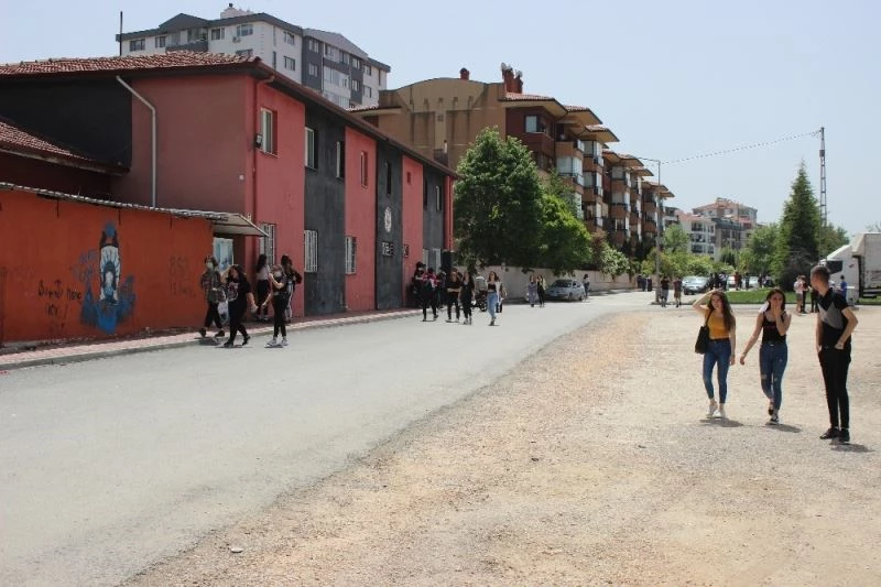 Gençler yasağın ardından sokaklara döküldü
