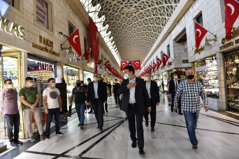 Mustafa Dündar çarşıyı ziyaret etti, yoğunluk haberlerine tepki gösterdi
